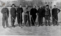 1950 г. Команда по хоккею с мячом на катке стадиона «Пищевик». Из архива Юрия Николаевича Иванкина