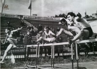 Начало 60-х. Соревнования по лёгкой атлетике. На переднем плане Владимир Батов. Фото М.М. Батова