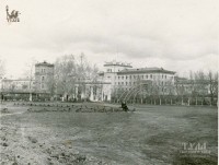Вторая половина 1950-х. Вид со стадиона на здание УВД. Из коллекции Владимира Щербакова