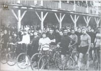 Группа тульских велосипедистов. В центре - Гергий Соловьев, 5-й слева - Константин Суханов