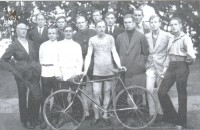 Группа тульских велосипедистов. В центре - Гергий Соловьев, 5-й слева - Константин Суханов
