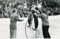 Празднование 60-летия тульского трека. На велосипеде-пауке - Константин Суханов. 1957 год