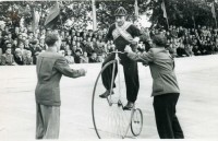 Празднование 60-летия тульского трека. На велосипеде-пауке - Константин Суханов. 1957 год