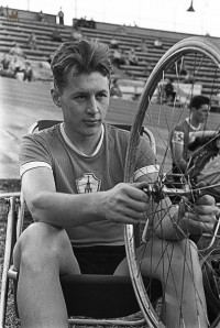 Чемпион СССР по велоспорту на треке Р.Воргашкин готовит велосипед к гонке. 12.08.1959
