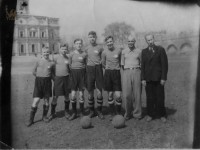 Футбольная команда. Второй справа - Орест Трусков. Из коллекции Михаила Трускова.