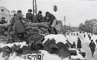 Октябрь 1941. Сооружение баррикады на перекрестке ул. Коммунаров и Каминского.Из коллекции Владимира Щербакова.