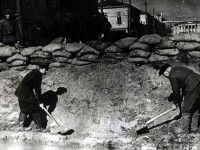 Октябрь 1941. Сооружение баррикады в районе перекрестка ул. Коммунаров и Советской.