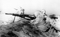Ноябрь 1941. Советский пулеметчик прикрывает атакующую под Тулой пехоту.
