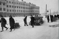 Январь-февраль 1942 г. Жители Тулы возвращаются домой. Фото - Аркадий Шайхет.