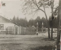 1950-е. Вид с ул. Комвузовской на вход на лютеранский участок Всехсвятского кладбища, ныне скрытый гаражами. Из коллекции Владимира Щербакова.