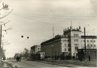 Около 1961 года Перекресток ул. Коммунаров (с 1963 года пр. Ленина) и Стадионного проезда (с 1988 года ул. Жаворонкова). Фото Юрия Беляева.