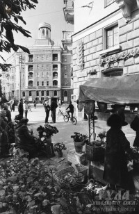 Первая половина 1980-х Продажа цветов на перекрестке пр. Ленина и ул. Первомайской