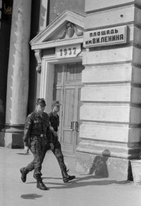 1990. У входа в Дворец Пионеров