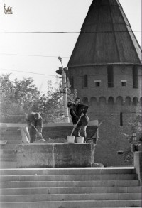 1991. Площадь челюскинцев. Ремонт постамента снесенного памятника Труду и Обороне