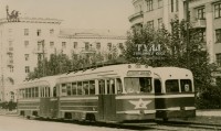 Конец 1950-х. Ул. Коммунаров в районе пересечения с ул. Первомайской. Трамвайная остановка. Фото из коллекции В. Щербакова.