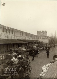 Около 1910 Торговля капустой у западной стены кремля. Фото Вакуленко