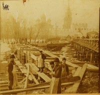 Строительство деревянного моста через Упу. Фото Ивана Гумилевского. Из коллекции Игоря Гумилевского