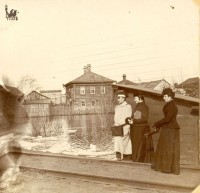 Люди около ж/д рельсов в районе Ряжского вокзала. 1908 г. Из коллекции Михаила Тенцера.