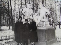 Скульптурная композиция «Сталин и Горький» в парке ЦПКиО (ныне Белоусовский) 1950-е. Из архива Нины Маховской