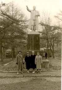 Памятник Сталину в скверике Коммунаров на перекрестке ул. Коммунаров и Гоголевской. 1958 год. Из архива Галины Бирюковой