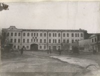 1941 год. Здание правления патронного завода. Если приглядеться, можно увидеть слева Ленина, а справа Сталина. Фото из альбома В.Н. Суходольского.