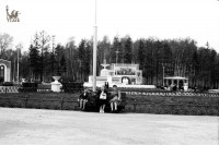 1958 год. ЦПКиО (Белоусовский парк). Центральный круг. На заднем плане композиция «Ленин и Сталин». Фото - Геннадий Стейскал.