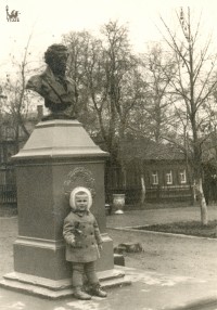 1962. «На фоне Пушкина, и птичка вылетает». Фото из архива Владимира Чубунова.