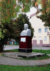 Бюст Ленина возле ДК Комбайностроителей на ул. Кирова. Фото - Геннадий Стейскал (младший)