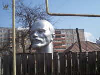 Металлическая голова Ильича с 1999 года стоит на частном участке в районе зареченского трамвайного кольца. Фото Михаила Майорова