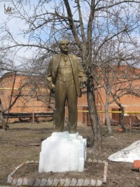 Памятник Ленину, стоящий на территории Скуратовского завода, «врос» в постамент по щиколотки. Фото Юрия Наумова.
