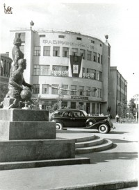 1930 г. Пл. Челюскинцев. Фрагмент скульптурной группы памятника Труду и Обороне. Из коллекции Александра Лепехина.