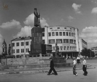 1950-е гг. Вид на памятник Труду и Обороне и Фабрику-кухню. Из коллекции Владимира Щербакова