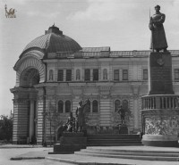 1950-е гг. Вид на памятник Труду и Обороне и Дворец пионеров. Из коллекции Владимира Щербакова