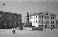 1950-е гг. Вид на памятник Труду и Обороне и Дворец труда. Фото Владимира Троицкого.