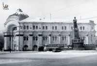 1970-е гг. Памятник Труду и Обороне. Фото из коллекции Владимира Щербакова
