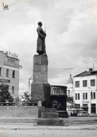 1970-е гг. Памятник Труду и Обороне. Фото Вячеслава Малахова.