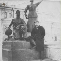 1950-е гг. Фигуры парня с глобусом и девушки. Из коллекции Владимира Щербакова.