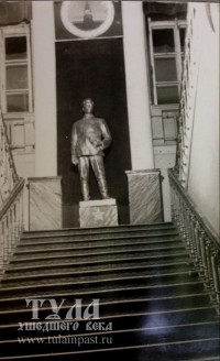 Конец 1940-х. Статуя Сталина в Доме Офицеров