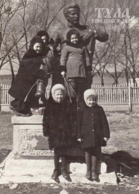 Около 1952 года #Тула Дети около памятника Ленину-гимназисту в городке Механического института (ныне место в районе домов пр. Ленина 84). Фото из архива Бориса Барышникова.