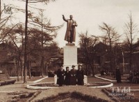1950-е годы Памятник И.Сталину на кладбище Коммунаров.