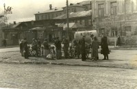 1950-е. Точильщики и бочка с квасом на углу ул. Каминского и Пирогова. Из коллекции Анатолия Морозова.