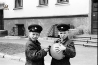 1959. Школьники во дворе дома №91 по пр. Ленина. Фото - Геннадий Стейскал.