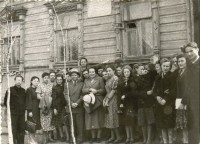 27 июня 1952. У дома Глеба Успенского на ул. Тургеневской. Из архива Н.Ф. Храмайковой.