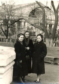 1954. В Гоголевском скверике на ул. Коммунаров (совр. Пушкинский сквер). Из архива Г.П. Бирюковой