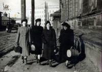 1950-е. Девушки на ул. Оборонной.