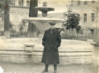 1950-е. У фонтана в Гоголевском (ныне Пушкинском) скверике.