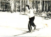 1950-е. Лыжница в парке.