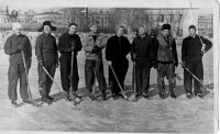 1950. Хоккеисты с мячом на стадионе. Из архива Юрия Иванкина.