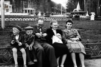 1950-е. В парке (ныне Белоусовском). Фото - Геннадий Стейскал.