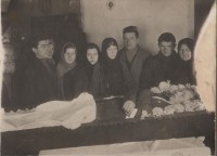 1950-е. Несмотря на торжество марксистской философии, языческие ритуалы сохранились - в гроб работнику МВД вложен пистолет.